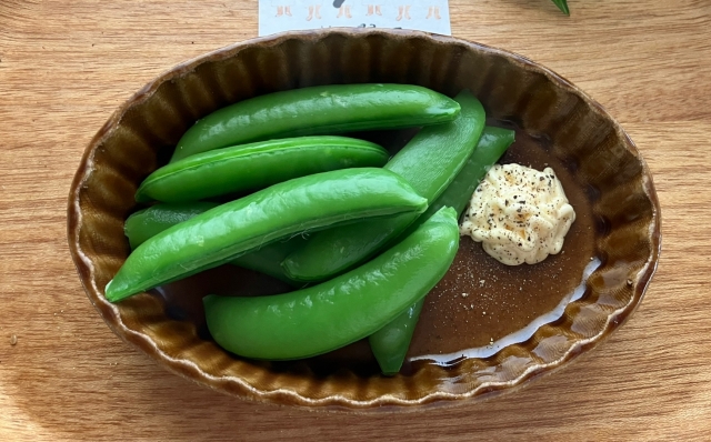 緑のさやに包まれたスナップエンドウ