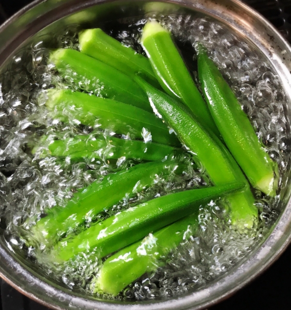 オクラを調理する際は、ほとんどの場合、最初に茹でることから始めます