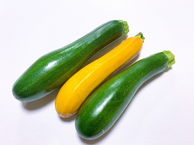 ズッキーニは、夏にピッタリの野菜、炒め物やスープに入れると、味がより一層引き立ちます。